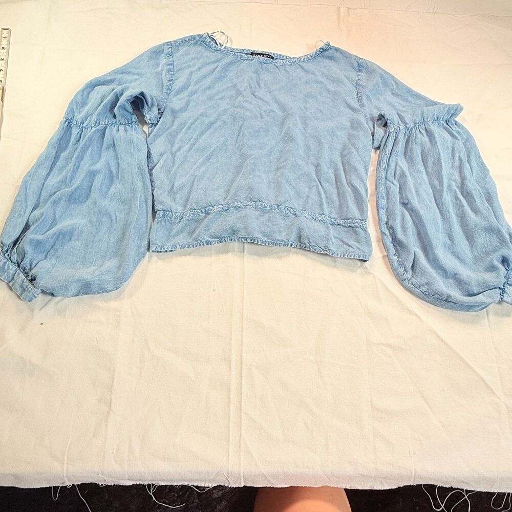 Style Envy Light Wash Denim Look Balloon Sleeve Tie Back Crop Top Women's Size M
